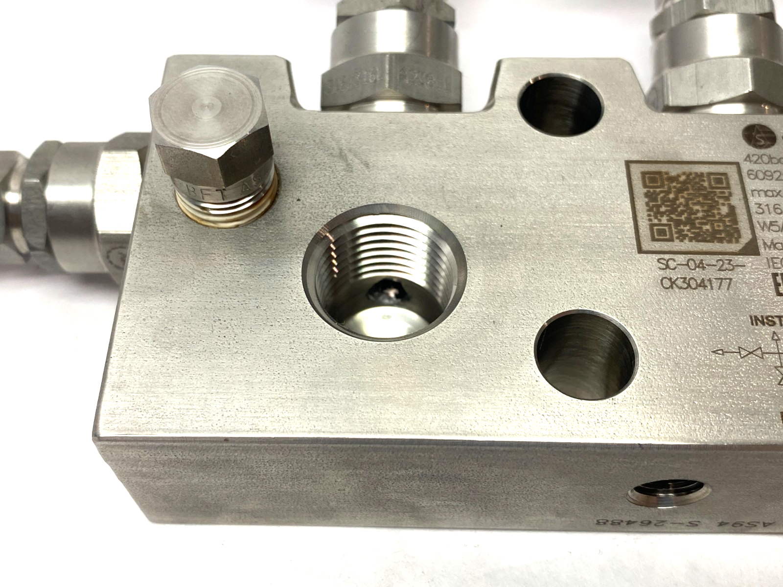 W5AASA-N4TD-A | Schneider Stainless Steel 5-Valve Manifold 6092psi/420bar - New – Open box - Maverick Industrial Sales