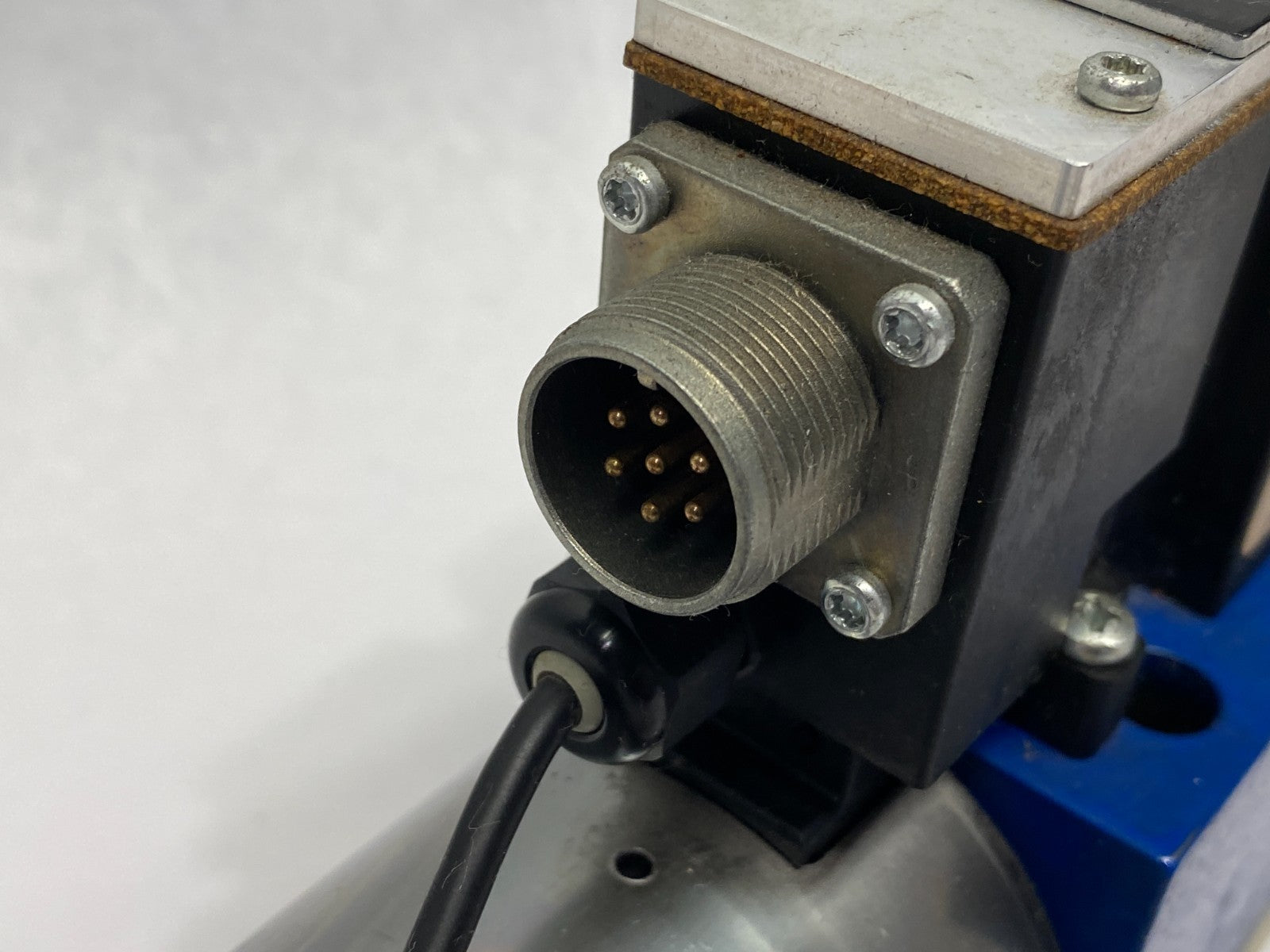 Bosch Rexroth R900927235 Proportion. Directional Valve 4WREE10V50-2X/G24K31/A1V - Maverick Industrial Sales