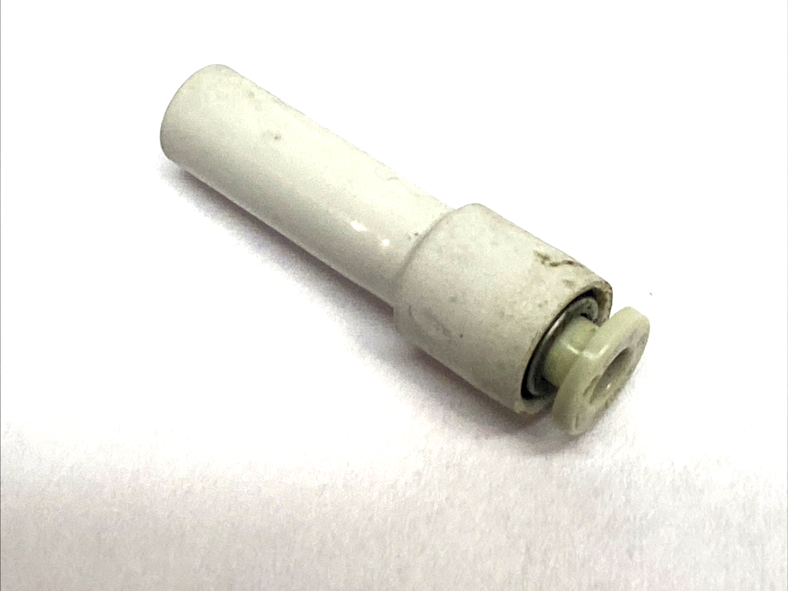 KQ2R04-08A | SMC Plug-In Reducer 4mm Tube - 8mm One-Touch Fitting LOT OF 25 - Used - Maverick Industrial Sales