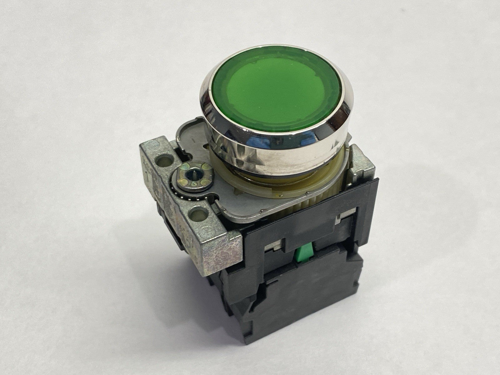 3SU1152-0AB40-1BA0 | Siemens 22mm Illuminated Pushbutton Green 3SU1510-0AA10-0AA0 - Used - Maverick Industrial Sales
