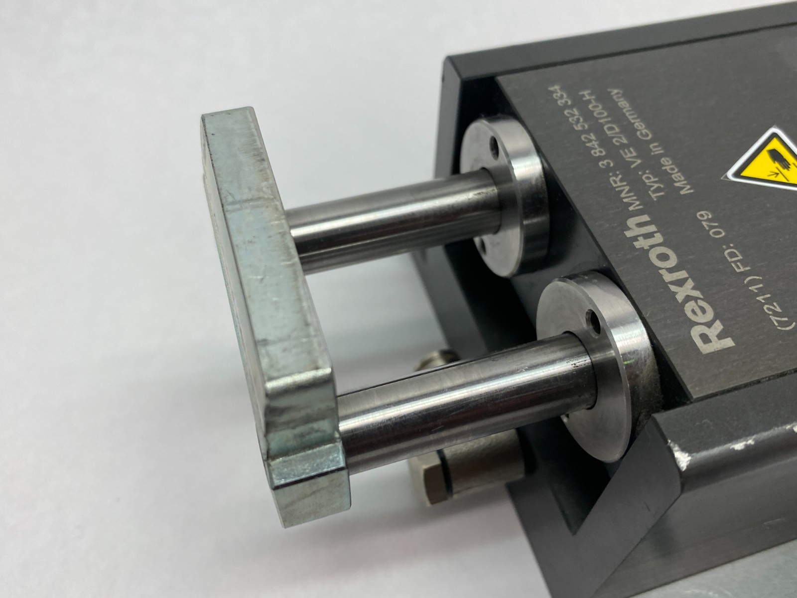 3842532334 | Bosch Rexroth Pneumatic Stop Gate Unit VE 2/D100-H - Used - Maverick Industrial Sales