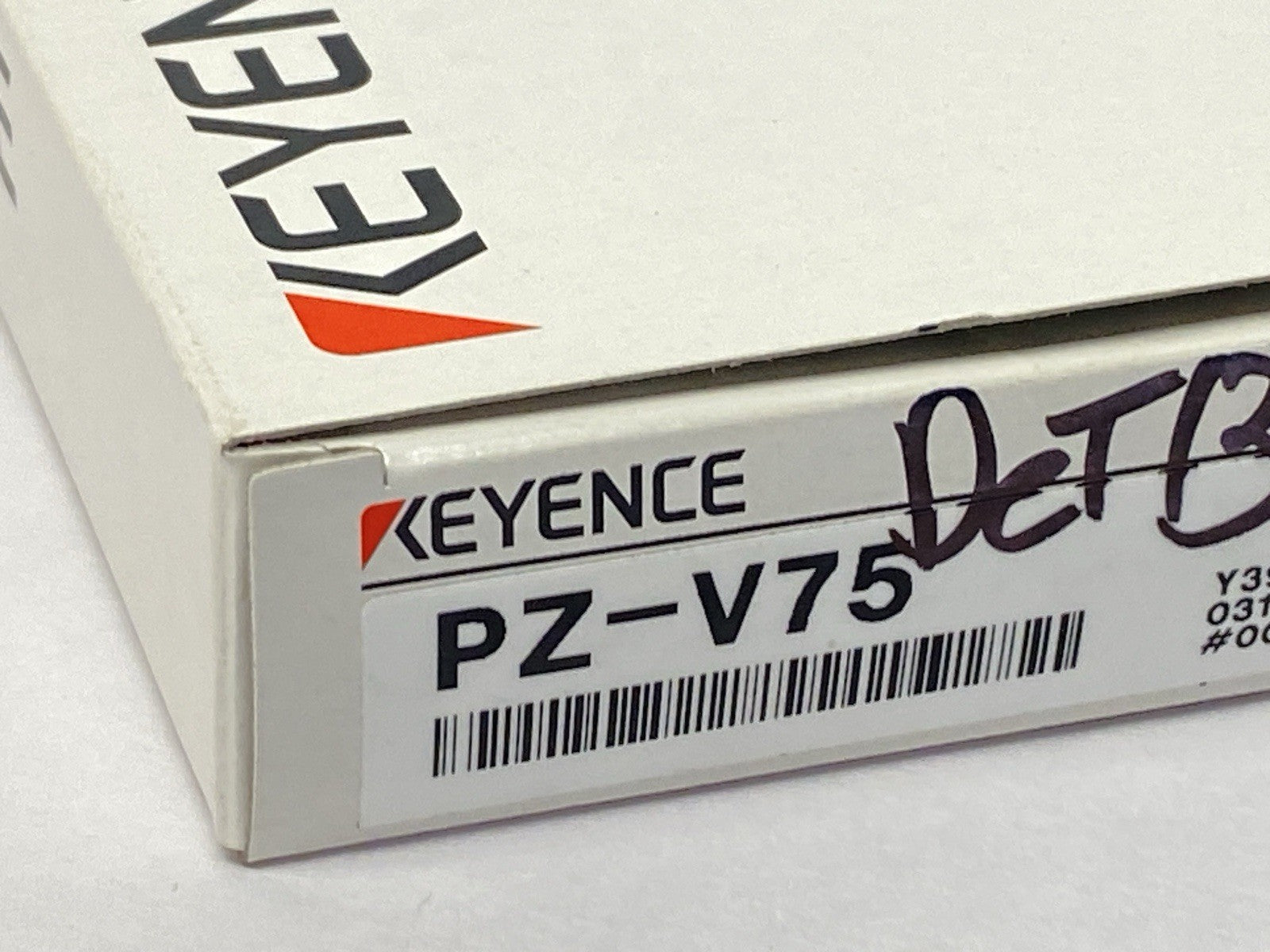 Keyence PZ-V75 Built-In Amplifier Photoelectric Sensor Square Reflective - Maverick Industrial Sales