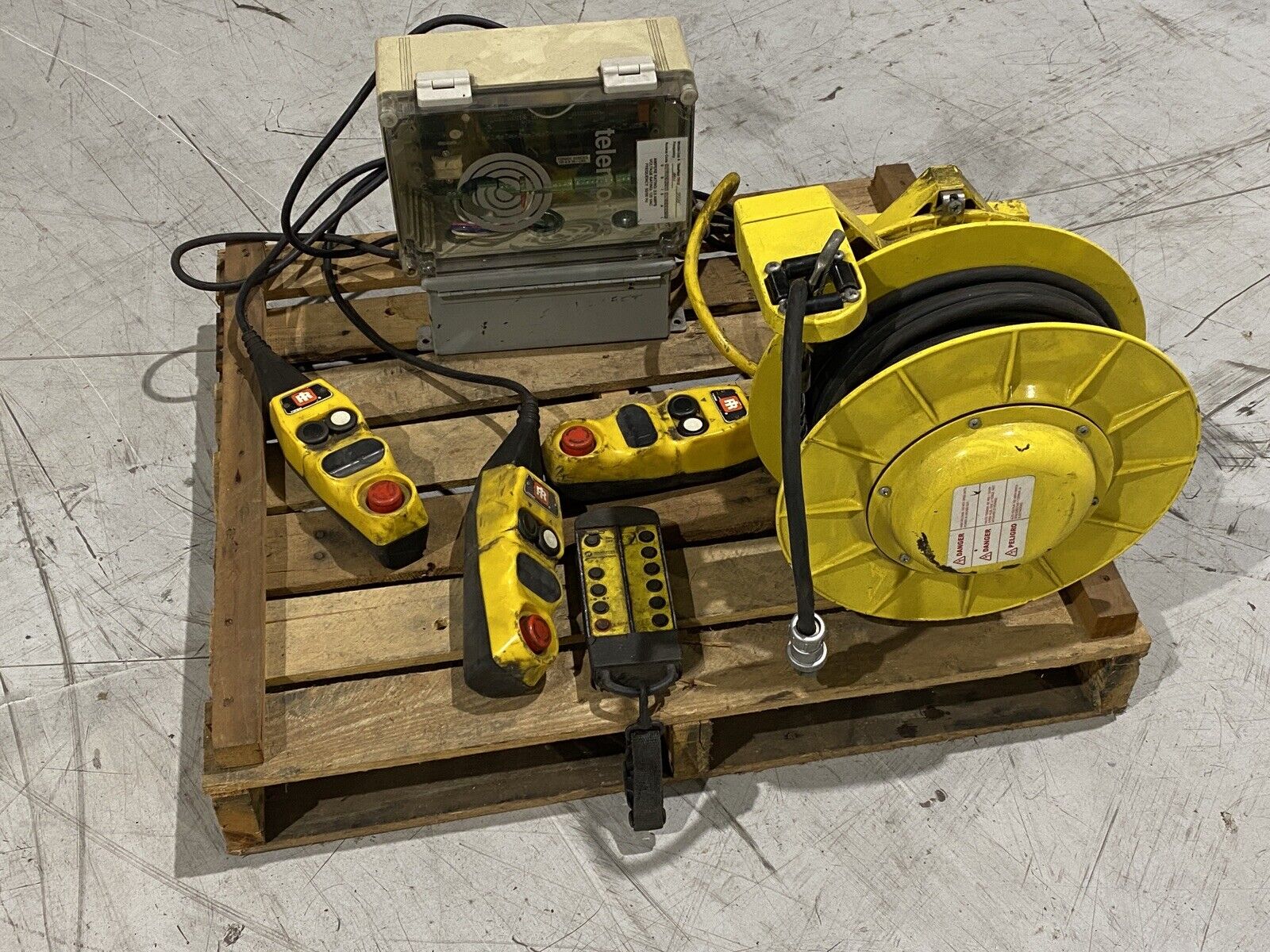 Telemotive TelePilot TR12 71270342 Controller w/ Aero-Motive 206BG Tool Balancer - Used - Maverick Industrial Sales