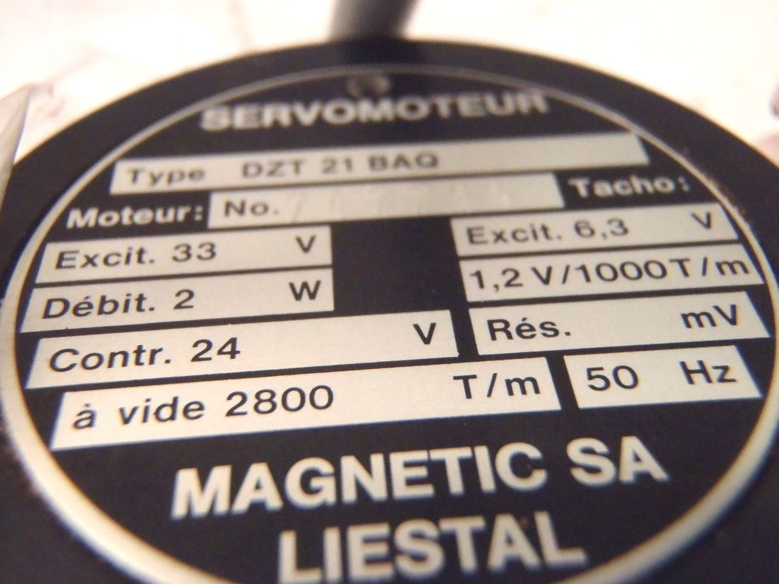 DZT T1 BAQ 251000 | Brown Boveri DZT 21 BAQ Servomoteur Magnetic SA Liestal 33V 747714, Servo Motor - New – Open Box - Maverick Industrial Sales