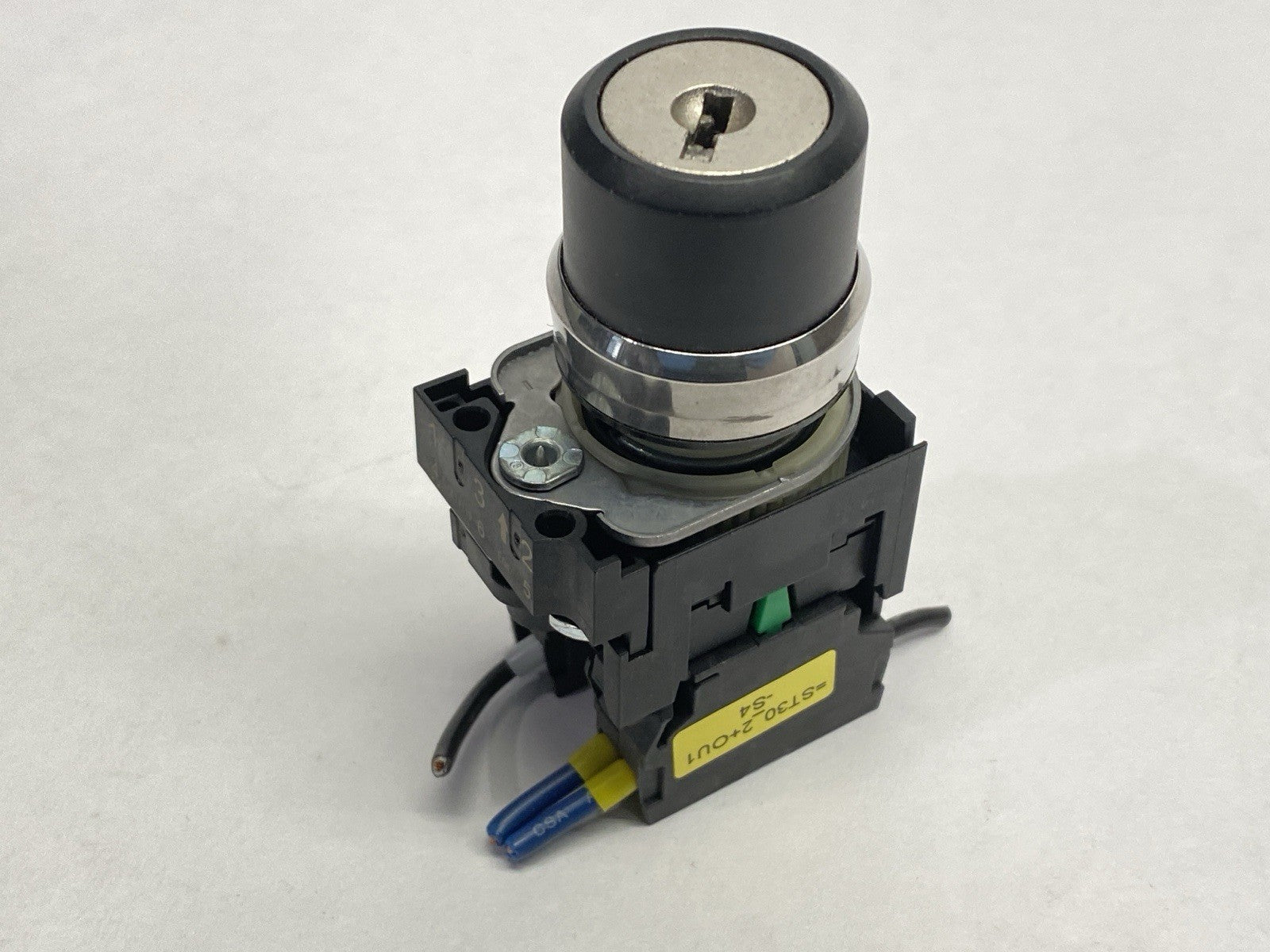 3SU1150-4BF11-1BA0 | Siemens Keylock Switch 2-Position 10A 500V 22.3mm NO KEY - Used - Maverick Industrial Sales