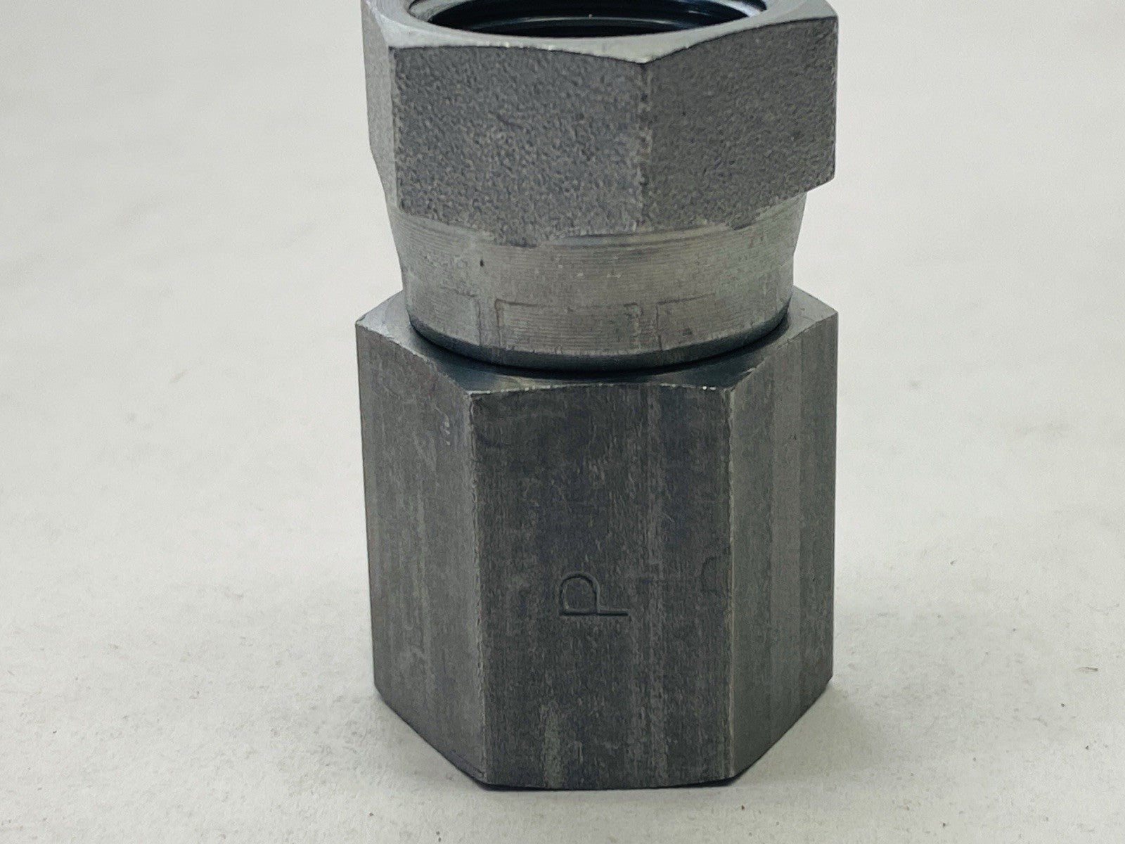 Parker 0207-8-8 Pipe Adapter 1/2-14" x 1/2-14" NPT/NPTF to NPSM Swivel LOT OF 5 - Maverick Industrial Sales