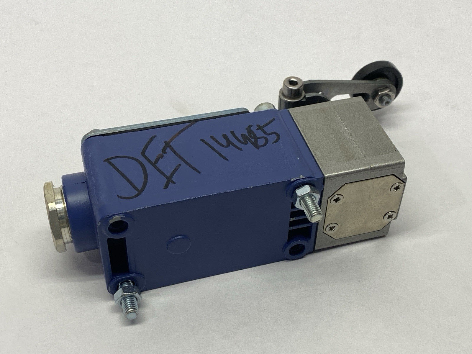 XC2JC | Telemecanique Roller Lever Limit Switch 3A 240V - New – Open box - Maverick Industrial Sales