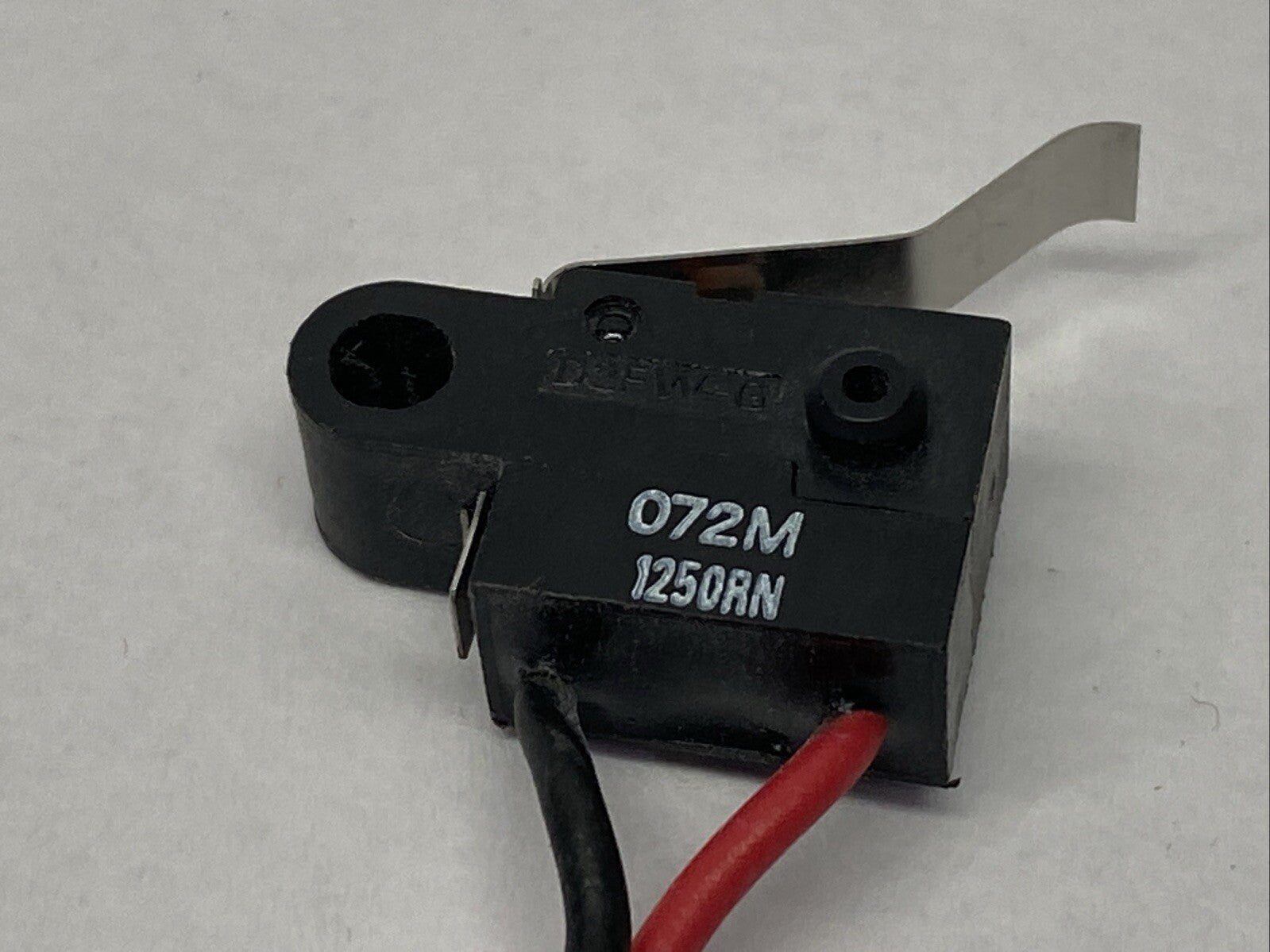 Omron D2FW-G072M Snap Action Switch 0.5N 100mA 30VDC LOT OF 4 - Maverick Industrial Sales