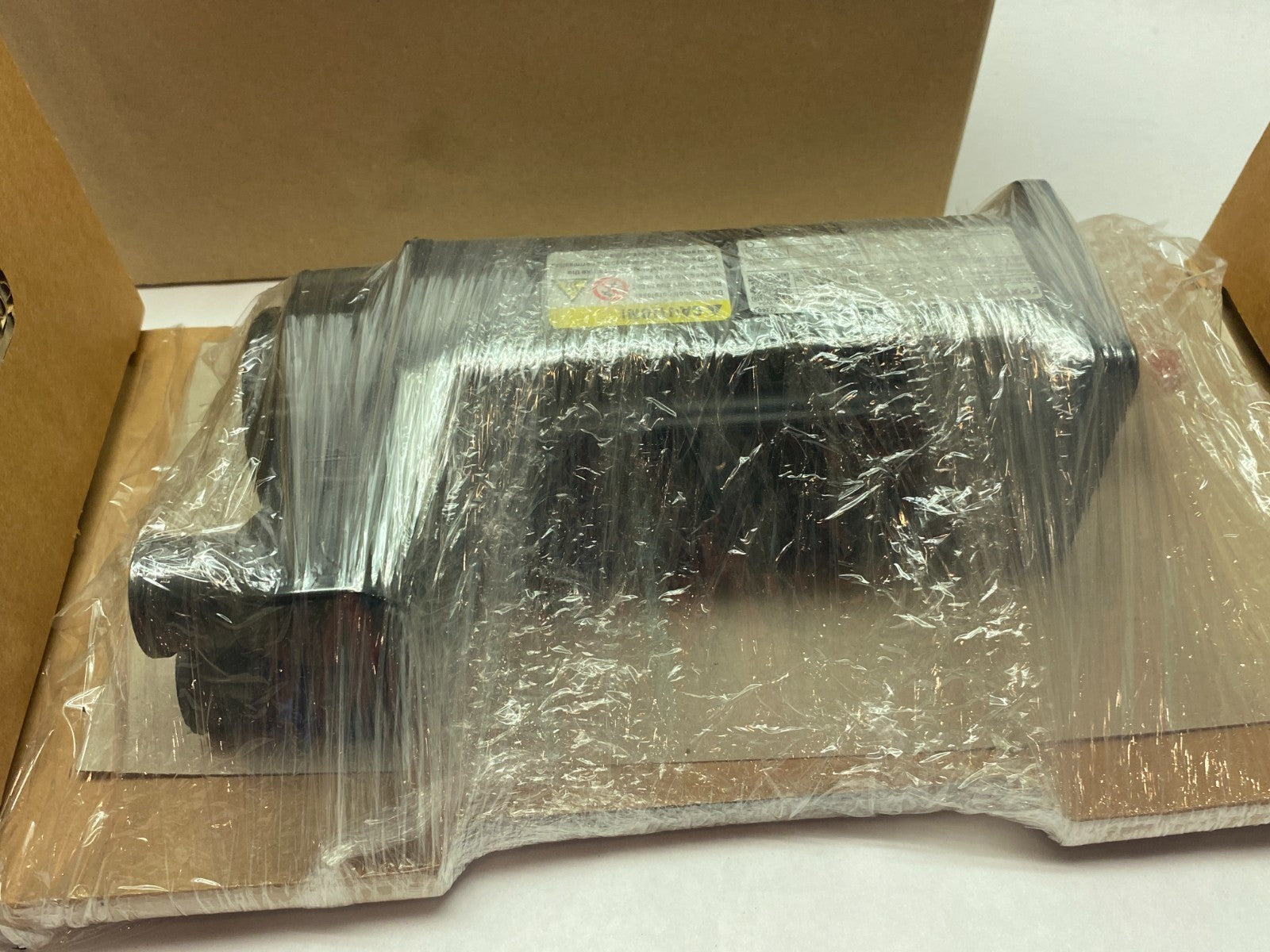 Bosch Rexroth R911306061 Servo Motor 3-Phase MSK040C-0600-NN-M1-UG1-NNNN - Maverick Industrial Sales