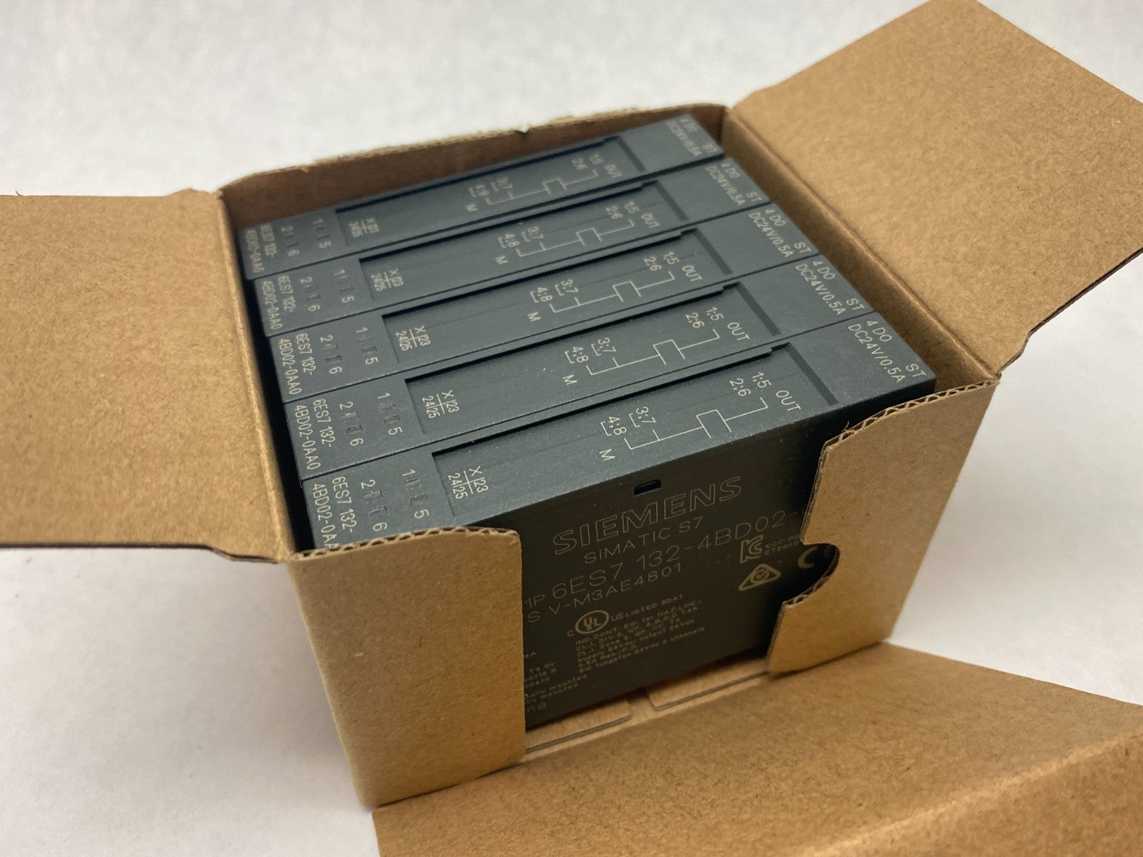 Siemens 6ES7 132-4BD02-0AA0 SIMATIC ET 200S Digital Output Module BOX OF 5 - Maverick Industrial Sales