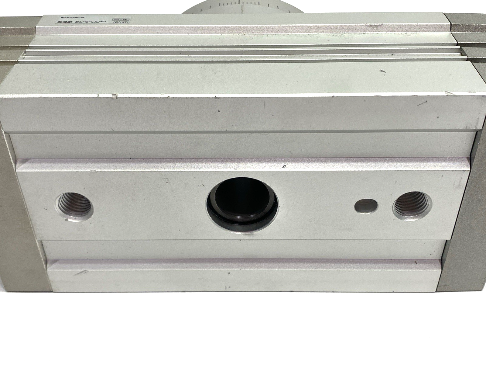 MSQB200R-XN | SMC Pneumatic Rotary Table 190 Degree Rotation SHELFWARE - New – Open box - Maverick Industrial Sales