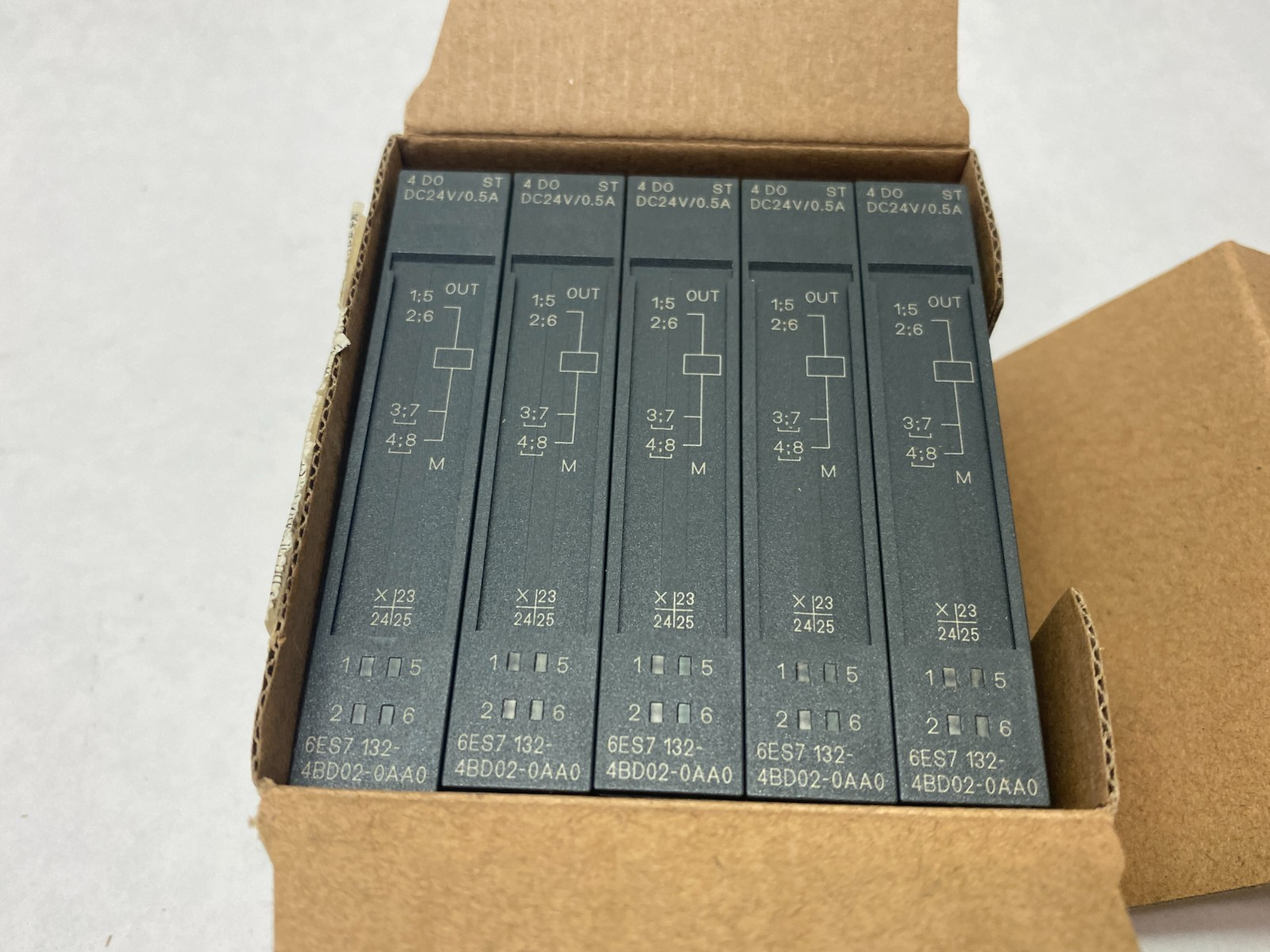 Siemens 6ES7 132-4BD02-0AA0 SIMATIC ET 200S Digital Output Module BOX OF 5 - Maverick Industrial Sales