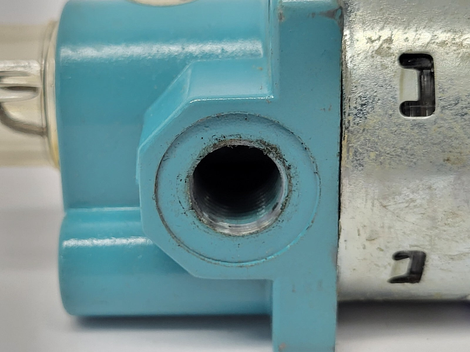 Wilkerson L00-01-000 Pneumatic Lubricator 1/8" NPT w/ Bowl Guard - Maverick Industrial Sales
