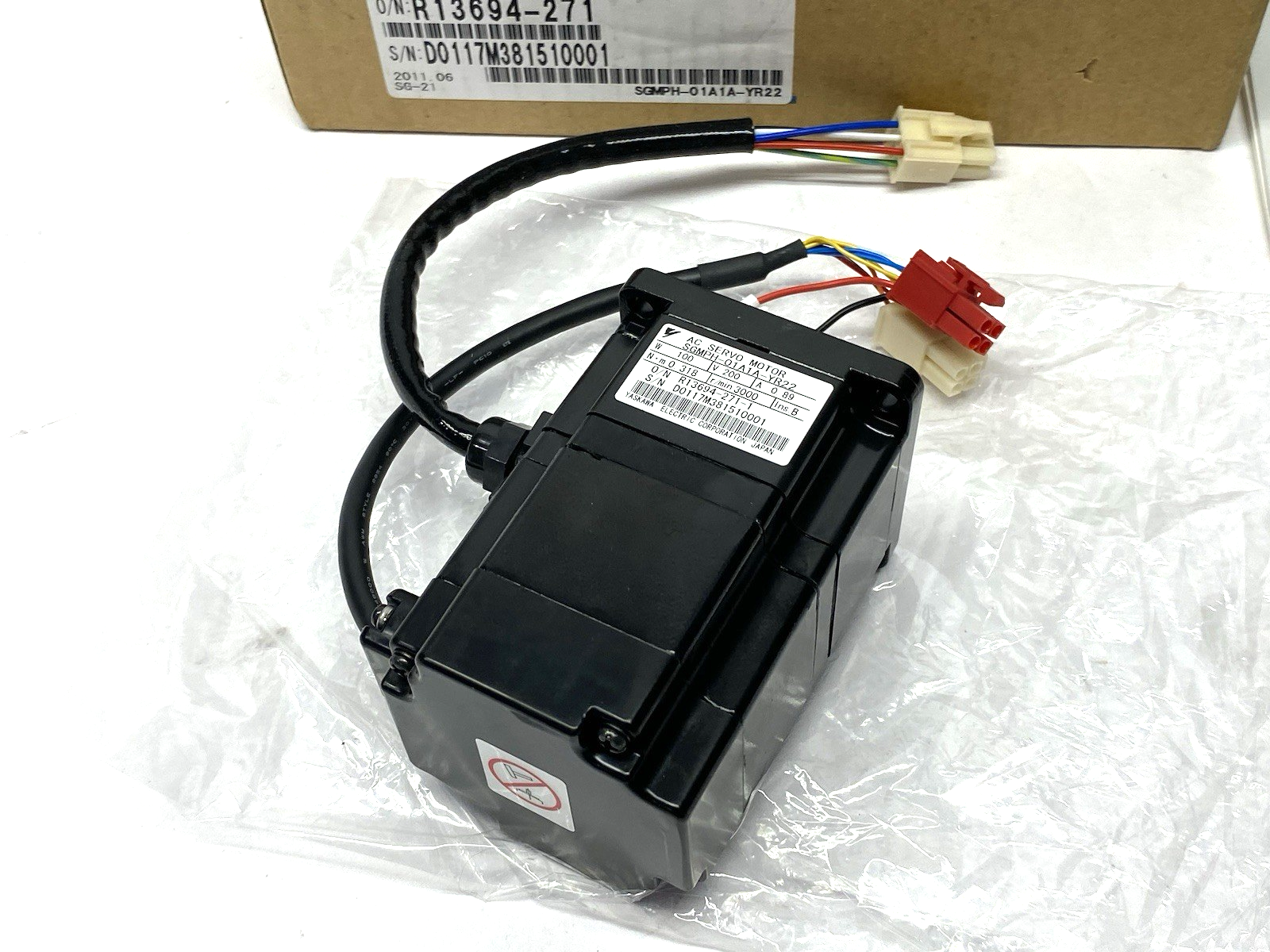 SGMPH-01A1A-YR22 | Yaskawa Sigma II AC Servo Motor, 100W, R/B/T-Axis 142181-2 - New – Open box - Maverick Industrial Sales