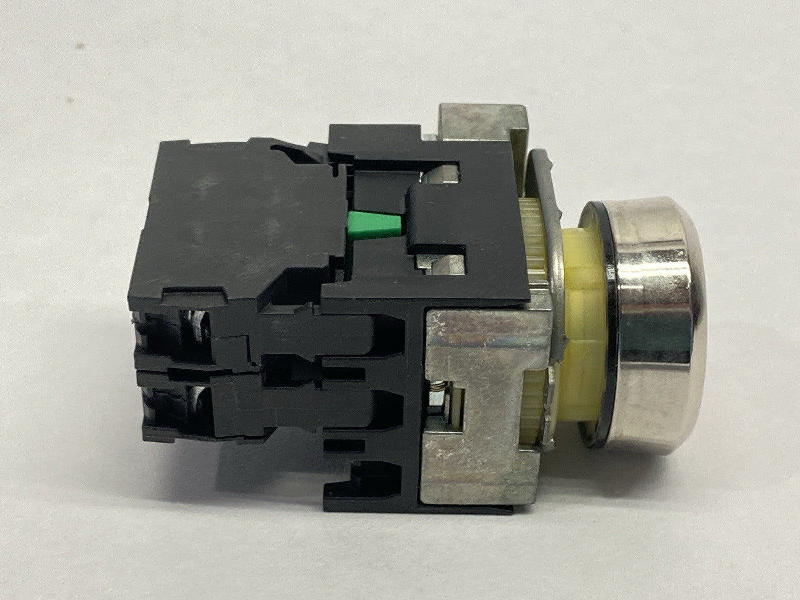 3SU1153-0AB20-1BA0 | Siemens 22mm Illuminated Pushbutton Red w/ 3SU1510-0AA10-0AA0 - Used - Maverick Industrial Sales