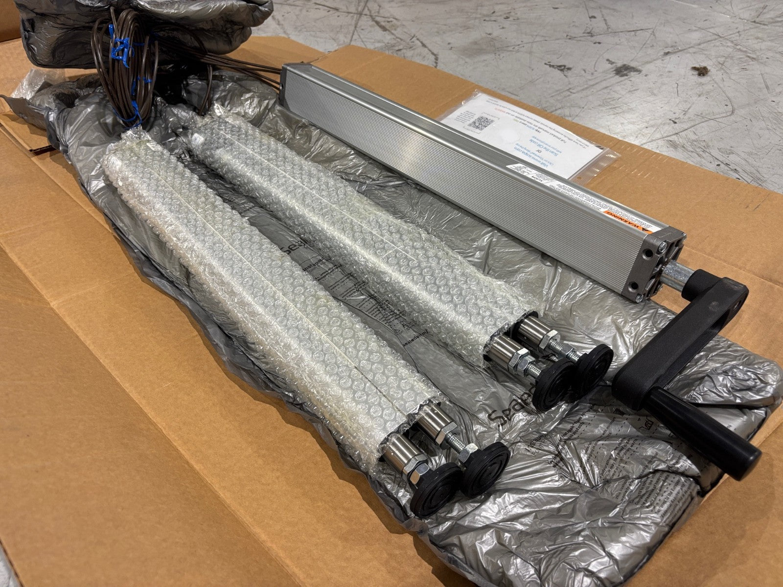 Suspa Movotec Lift Systems MLS-00004, 4Q8-B4400-C01-G1, Bolt-On, Crank, 400mm - Maverick Industrial Sales