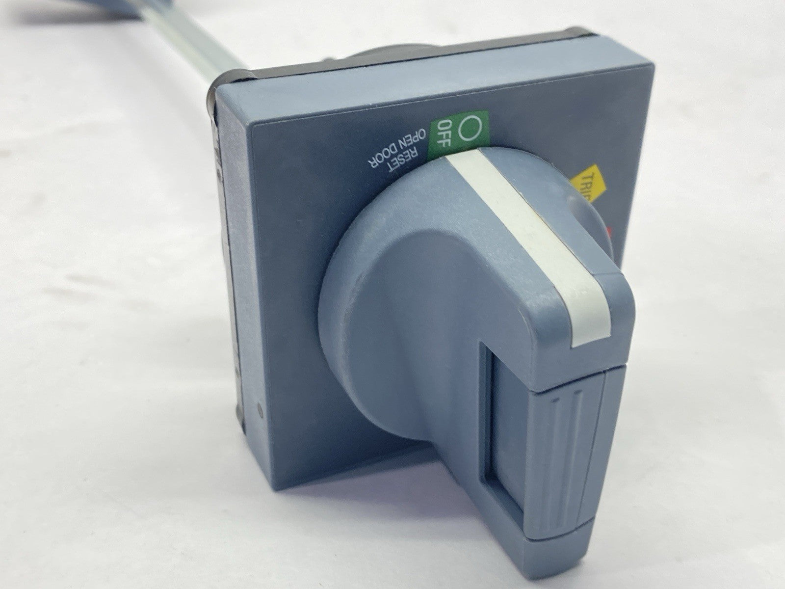 3VA9137-0FK31 | Siemens Door Mounted Rotary Operator DAMAGED CASE - For parts or not working - Maverick Industrial Sales
