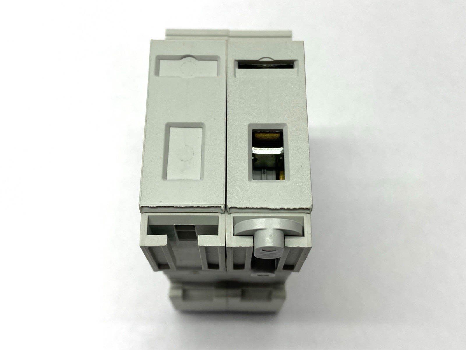 STP240S07 | Mersen Surge Trap Pluggable Protective Device 240/120V - New – Open box - Maverick Industrial Sales