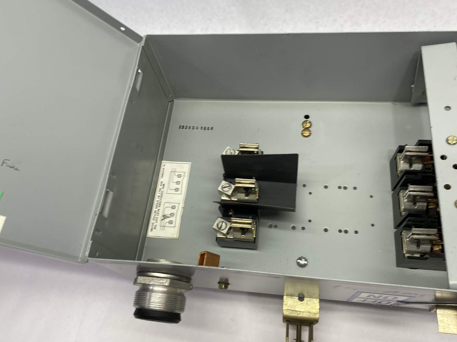 2528D48G06 | Westinghouse Cutler-Hammer Fusible Busway Switch 3-Wire 3-Phase - For parts or not working - Maverick Industrial Sales