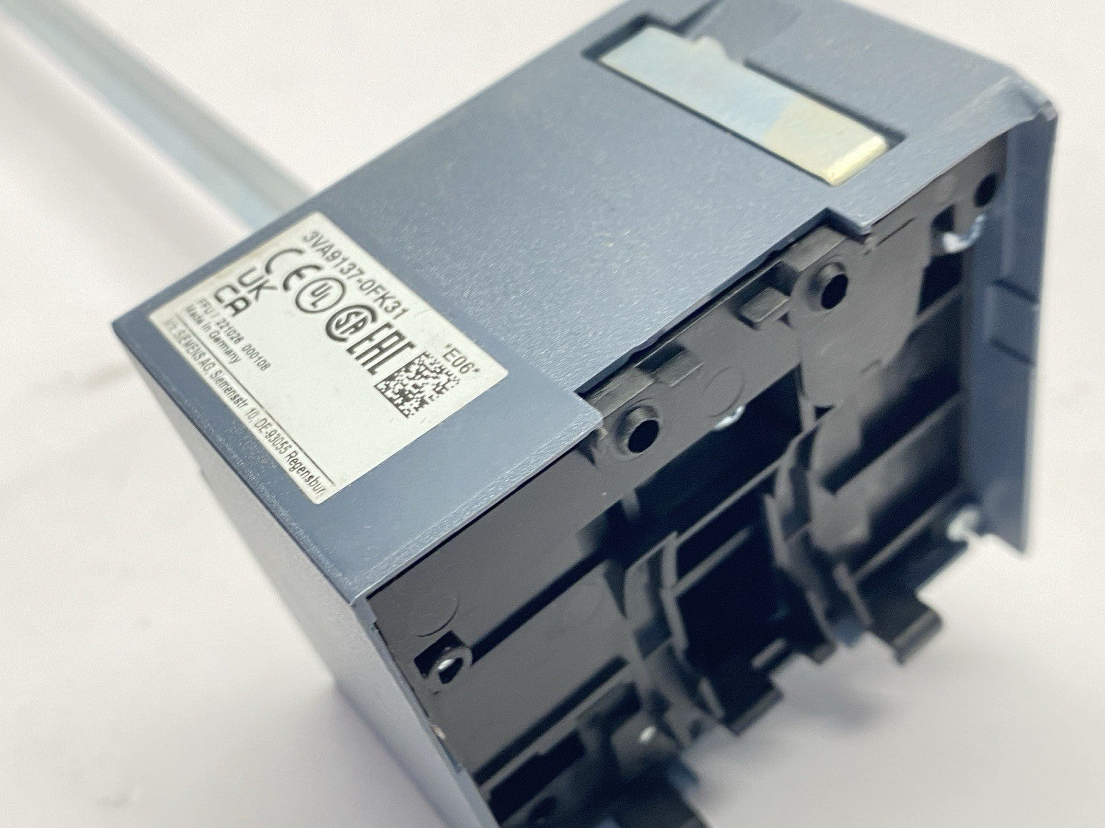 3VA9137-0FK31 | Siemens Door Mounted Rotary Operator DAMAGED CASE - For parts or not working - Maverick Industrial Sales