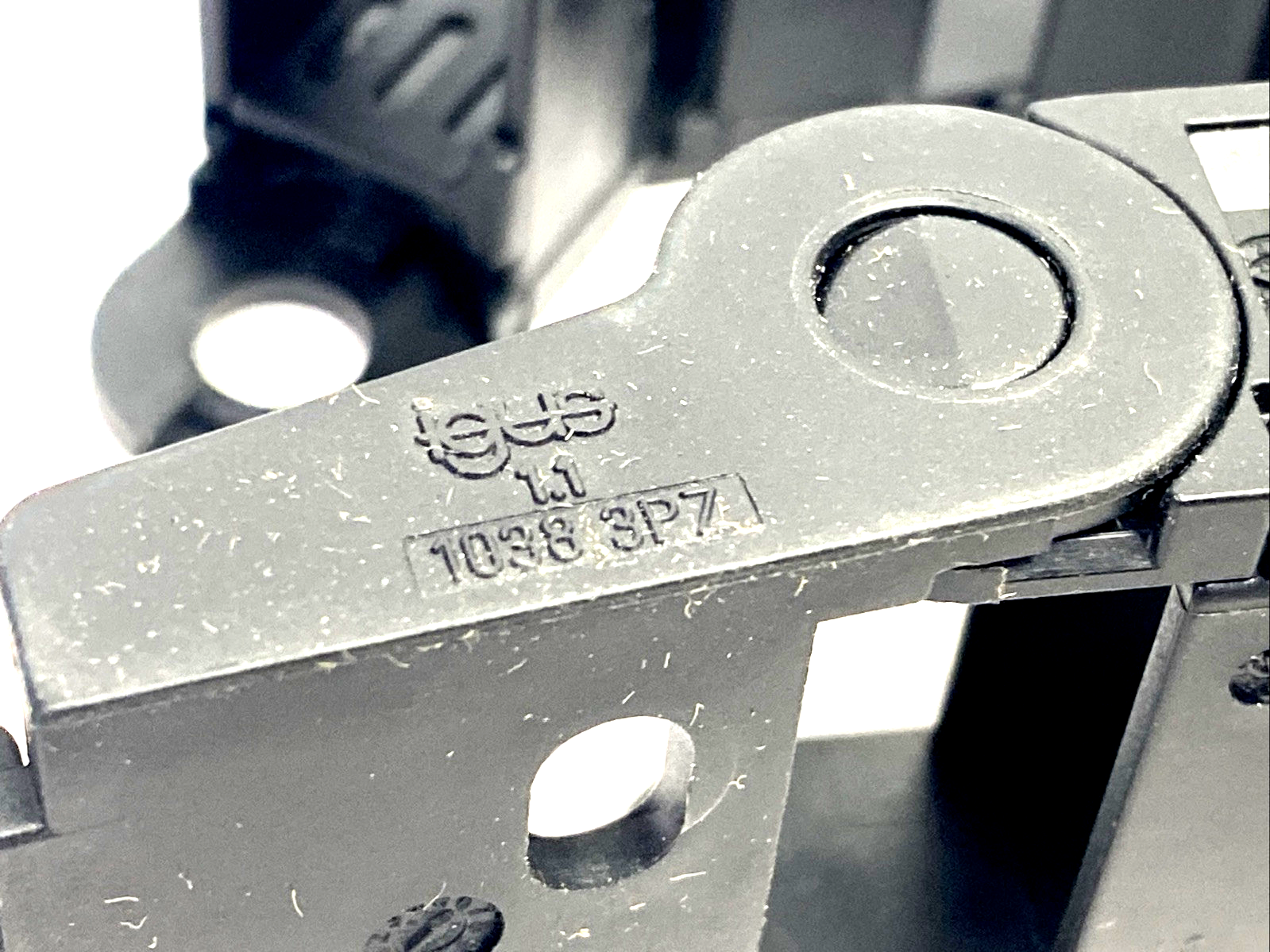 Igus B15-038-038-0 Series B15 E-Chain 6 Links & 1038-3PZ Tiewrap Bracket 8" OAL - Maverick Industrial Sales