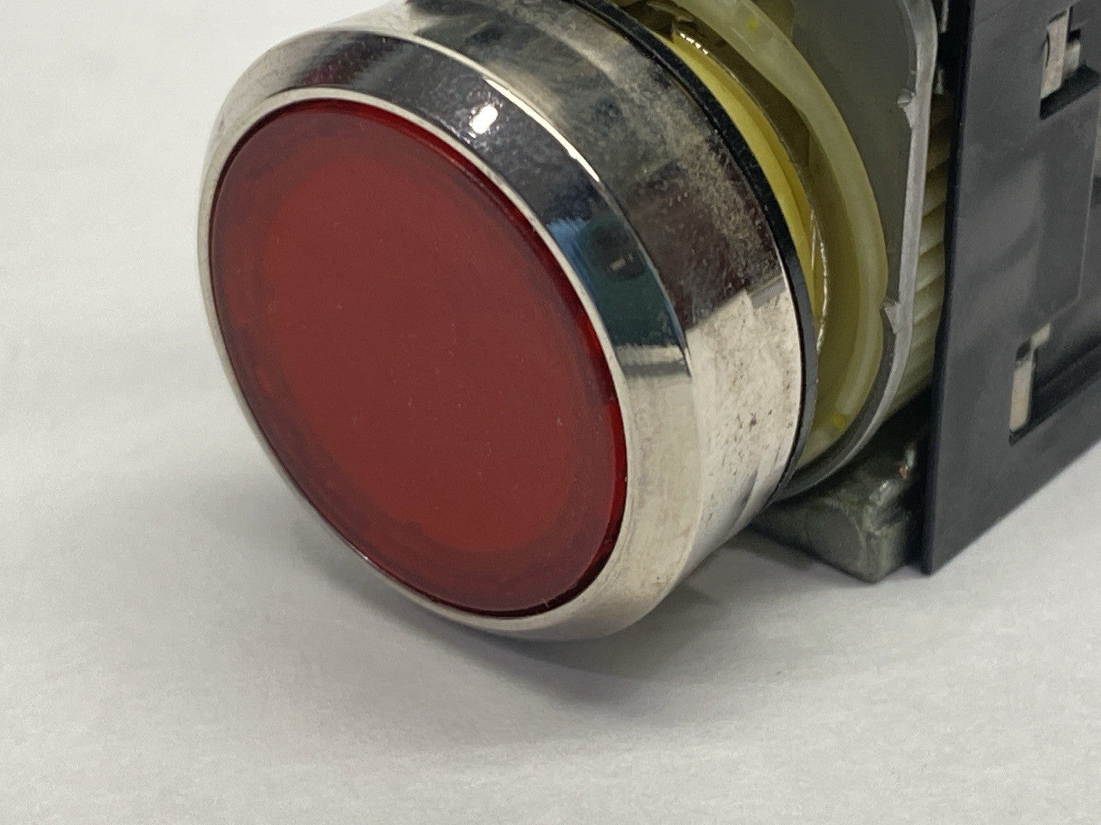 3SU1153-0AB20-1BA0 | Siemens 22mm Illuminated Pushbutton Red w/ 3SU1510-0AA10-0AA0 - Used - Maverick Industrial Sales