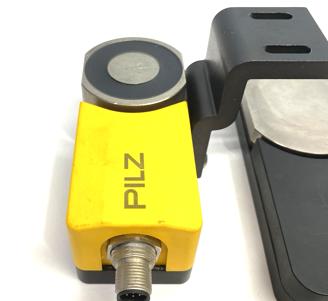 PSEN sl-0.5p 2.1 1switch | Pilz 570511 Guard Locking Safety Switch w/ 570521 - Used - Maverick Industrial Sales