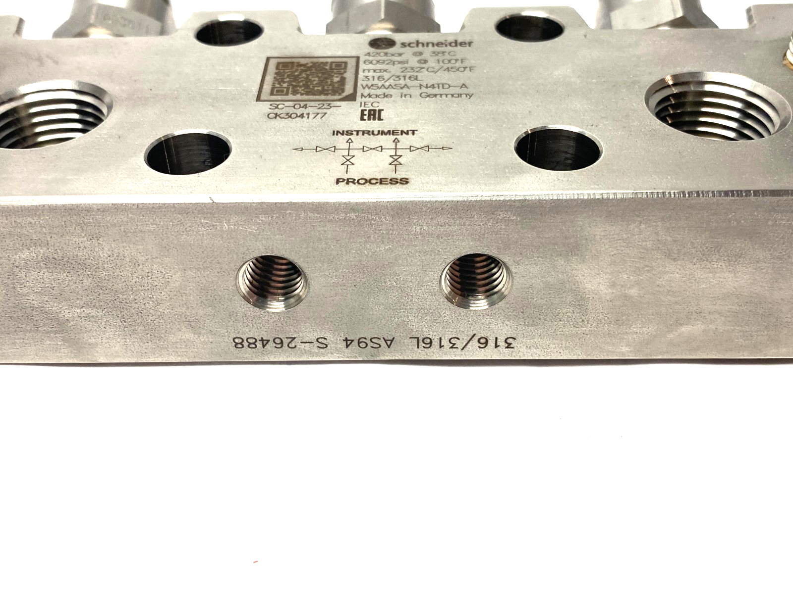 W5AASA-N4TD-A | Schneider Stainless Steel 5-Valve Manifold 6092psi/420bar - New – Open box - Maverick Industrial Sales