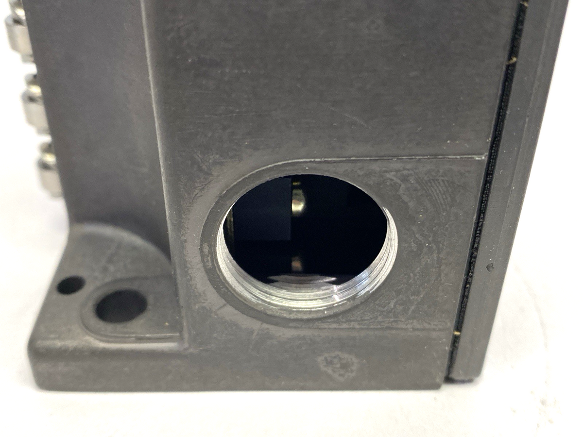 Euchner SN04R12-502 Limit Switch 013102 MISSING PORT COVER - Maverick Industrial Sales