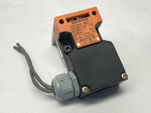 3SE2243-0XX | Siemens  Safety Interlock Switch 4A 230V VDE0660T200- Used