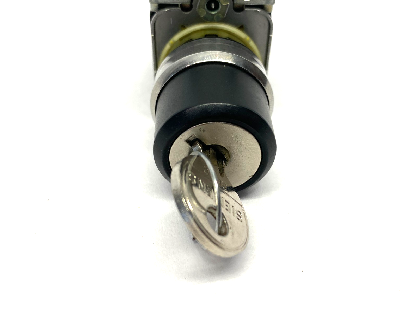 3SU1050-4BF01-0AA0 | Siemens RONIS Key-Operated Switch 22mm Round w/ 2x NO Contact - Used - Maverick Industrial Sales