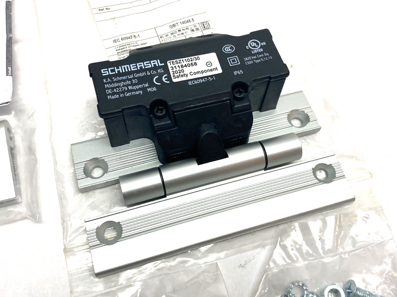 Schmersal TESZ1102/30 Hinged Safety Switch Black 101030045 - Maverick Industrial Sales