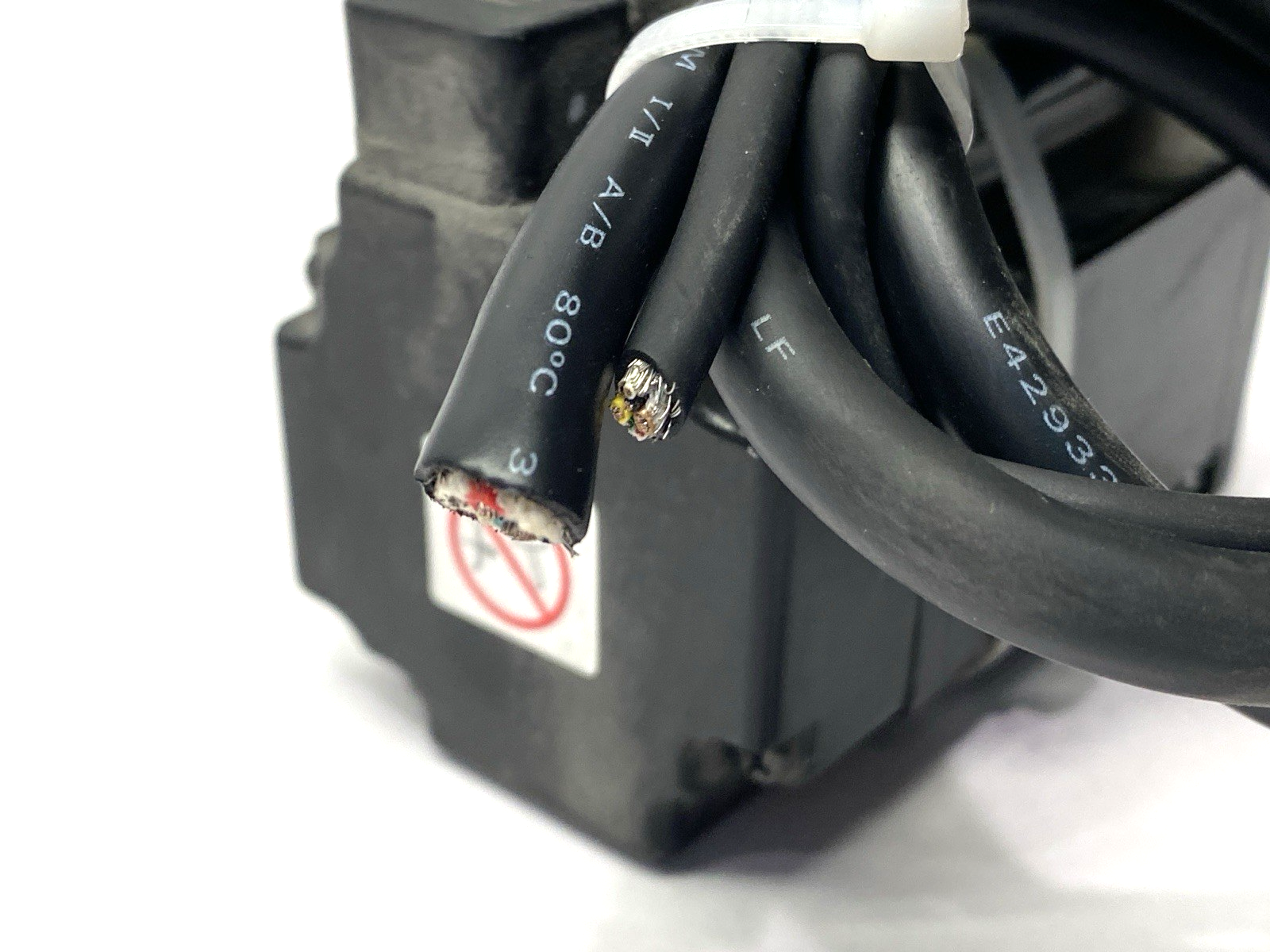 Yakawa SGMAS-04A2A-FJ13 AC Servo Motor 200V 400W CUT CONNECTORS BAD SHAFT - Maverick Industrial Sales