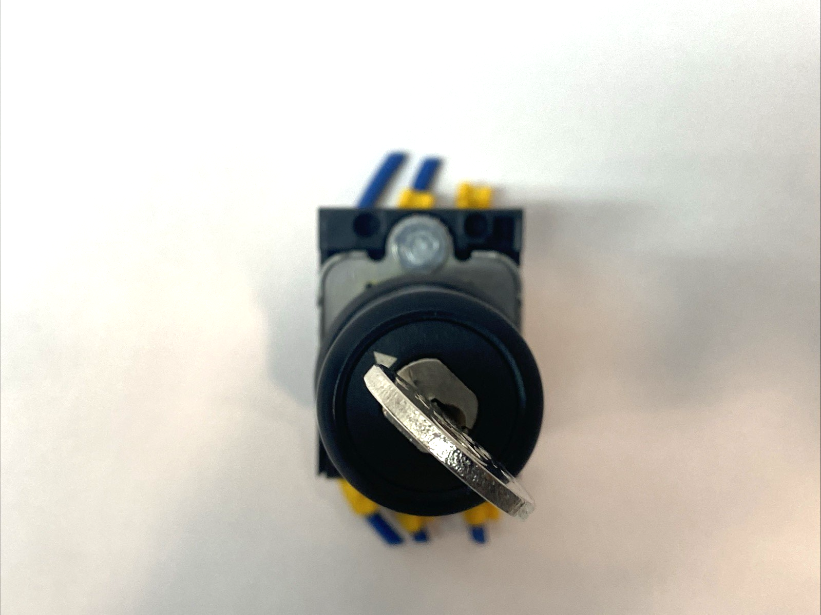 3SU1030-5BL11-0AA0 | Siemens 3-Position Latching Key Switch - Used - Maverick Industrial Sales
