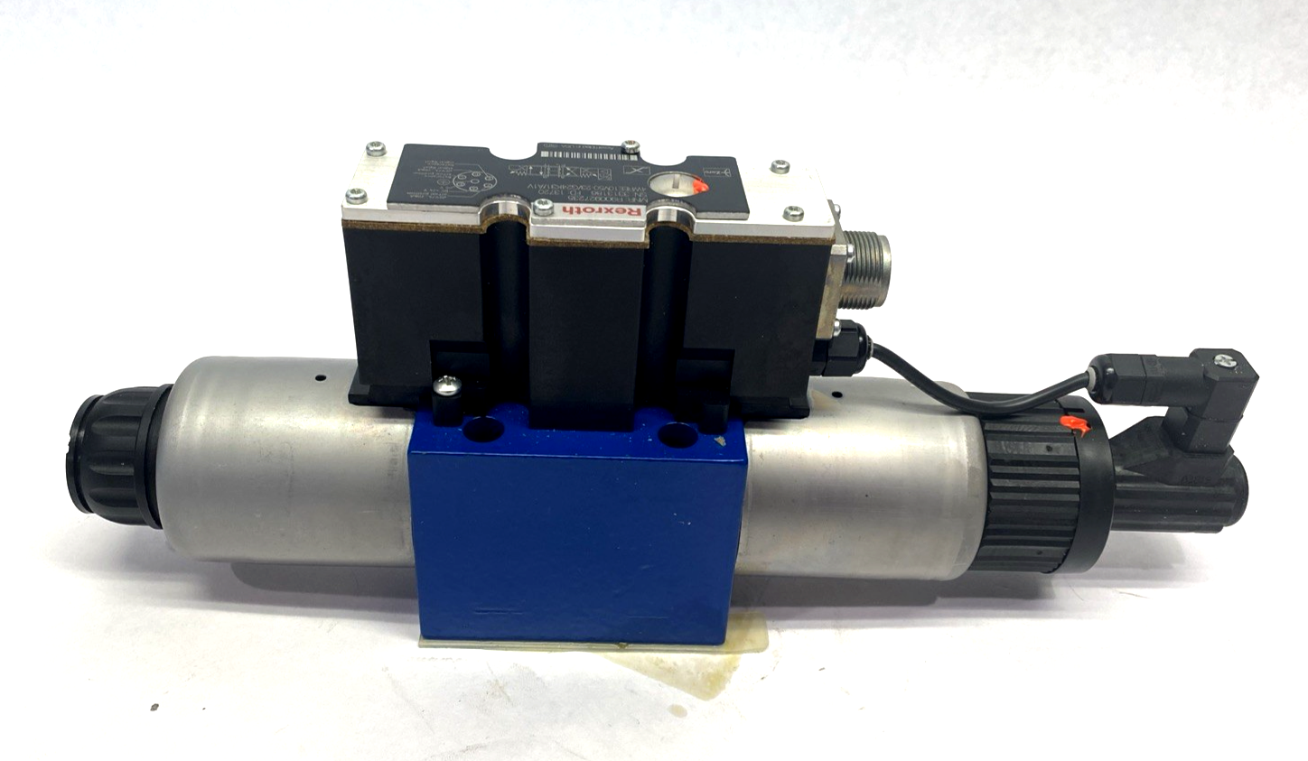 Bosch Rexroth R900927235 Proportional Directional Valve 4WREE10V50-23/G24K31/A1V - Maverick Industrial Sales