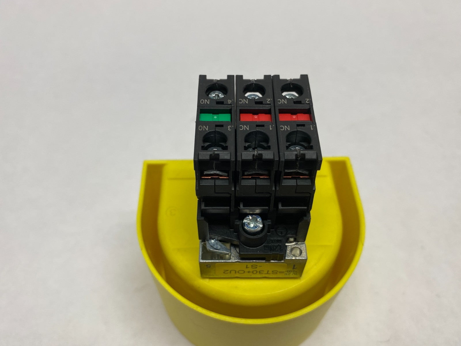 3SU1000-1HB20-0AA0 | Siemens E-Stop Pushbutton w/ Contacts, 3SU1900-0DY30-0AA0 - Used - Maverick Industrial Sales