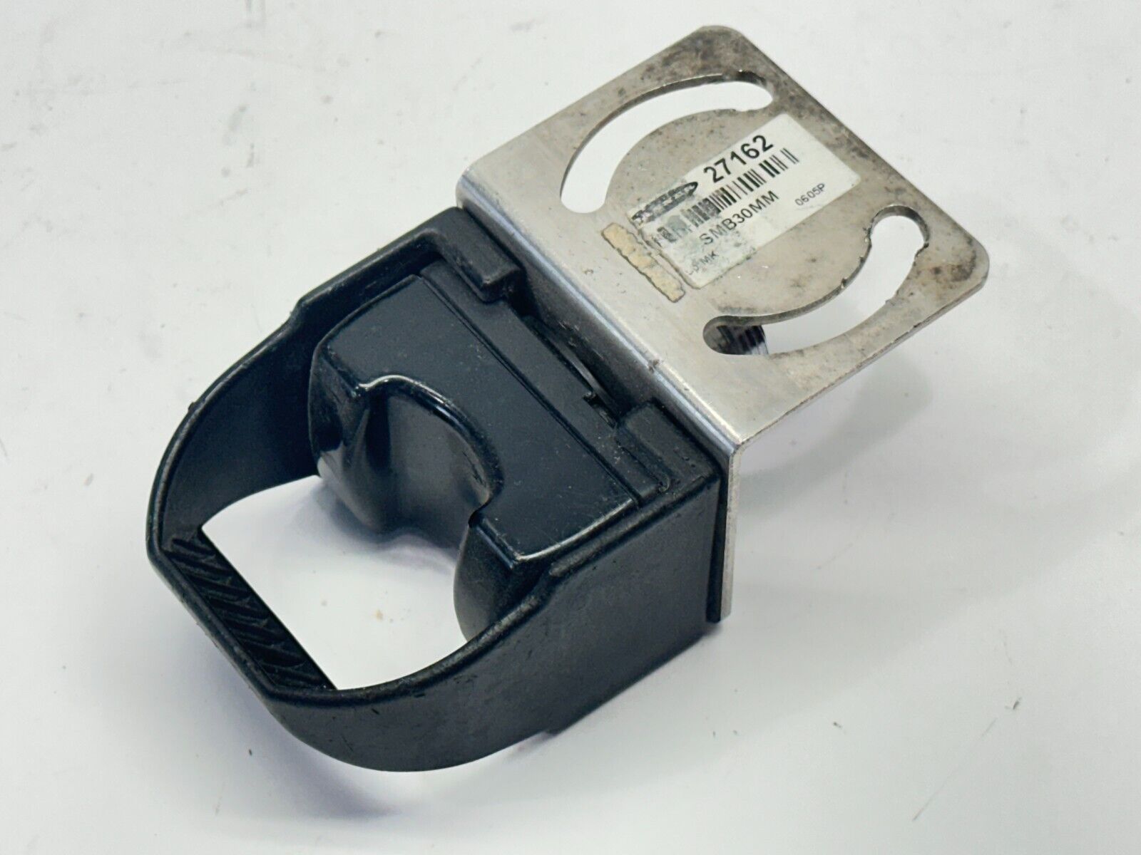 Banner OTBVP6QD OTB Optical Momentary Touch Button 10-30VDC 28590 w/ Bracket - Used - Maverick Industrial Sales