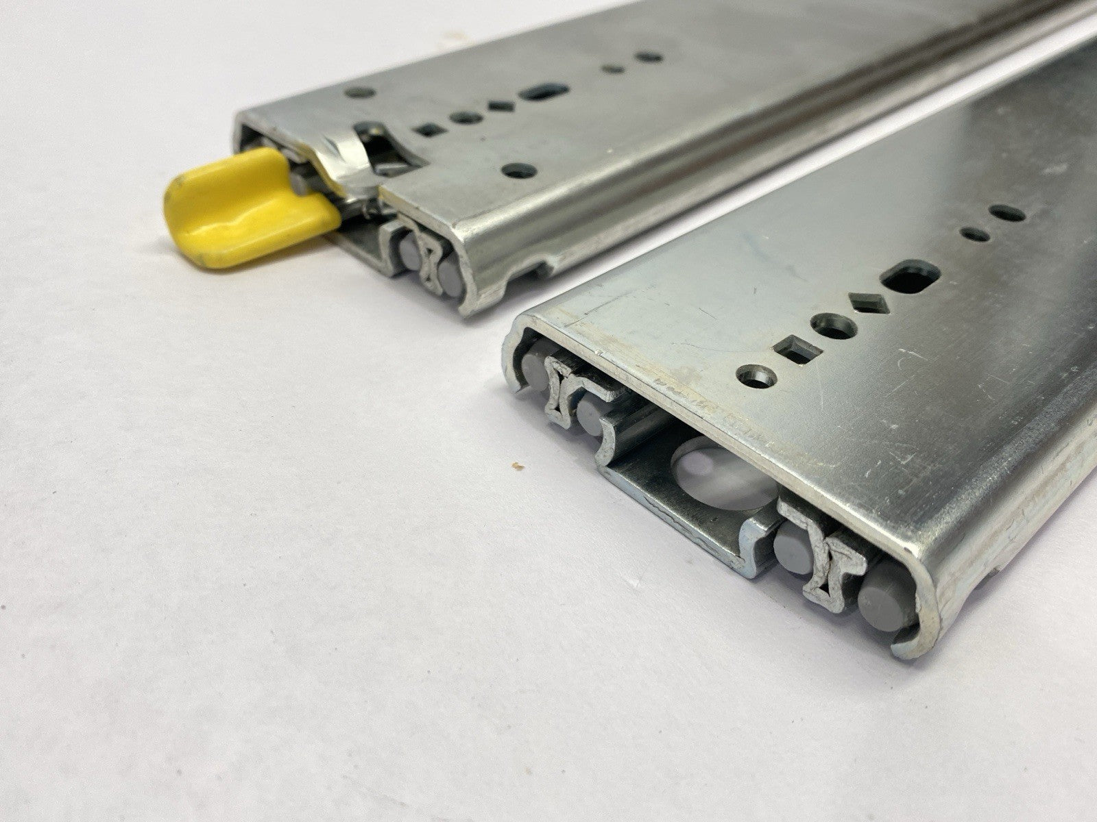 9308-522D, 4KTC4 | Accuride Heavy Duty Lock In/Out Drawer Slide Rails - New – Open box - Maverick Industrial Sales