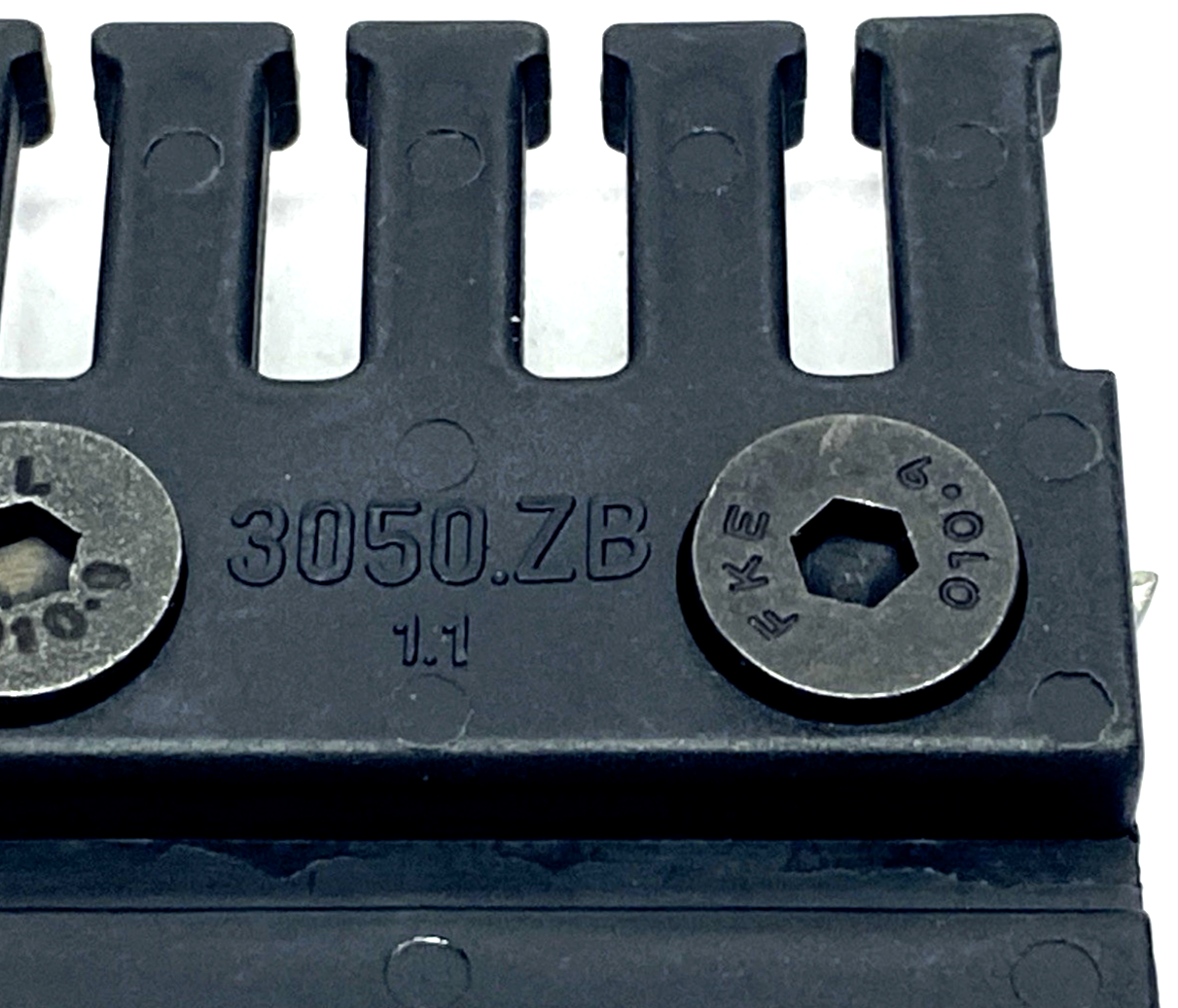 Igus 3050-ZBKMA Chainfix Tiewrap Plate For E-Chain 3050-ZB LOT OF 3 - Maverick Industrial Sales