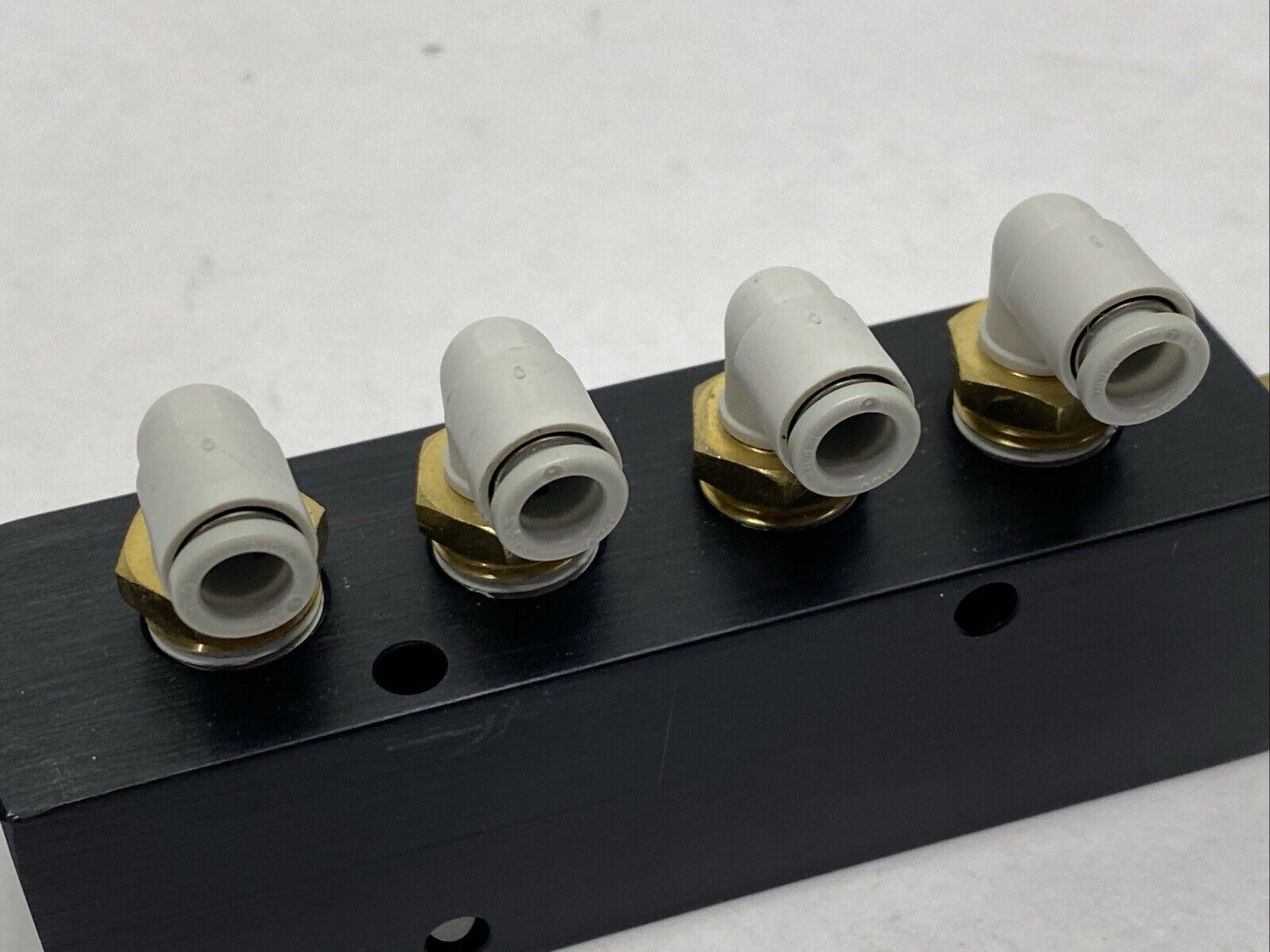 Polyconn PCM20-250-04B Pneumatic Manifold w/ 5x SMC KQ2L06-01AS Fittings - Maverick Industrial Sales