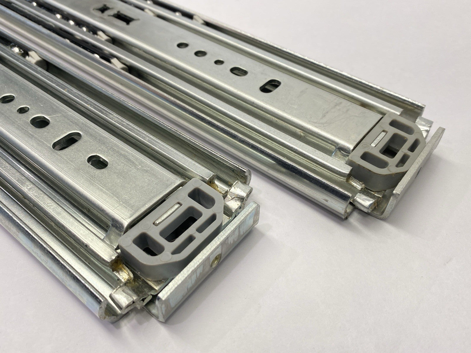 9308-522D, 4KTC4 | Accuride Heavy Duty Lock In/Out Drawer Slide Rails - New – Open box - Maverick Industrial Sales