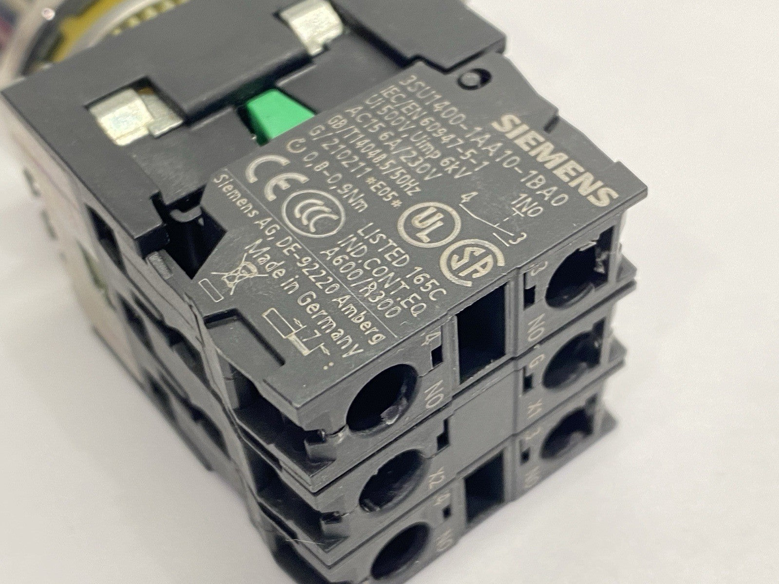 3SU1152-0AB40-1BA0 | Siemens 22mm Illuminated Pushbutton Green 3SU1510-0AA10-0AA0 - Used - Maverick Industrial Sales