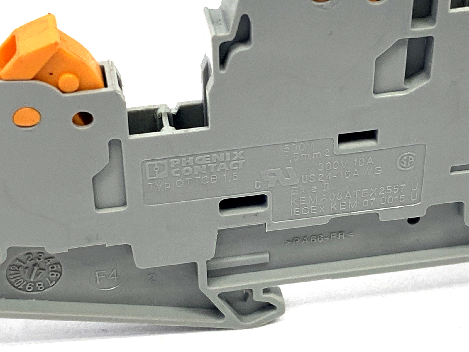 QTTCB 1,5,3205116 | Phoenix Contact QTTCB 1,5 Double-Level Terminal Block 3205116 LOT OF 10 - Used - Maverick Industrial Sales