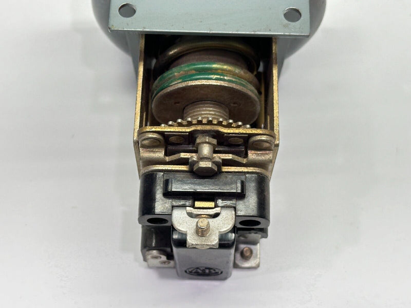 Allen Bradley 836-C1 Ser A Pressure Control Switch 5A 240VAC / 3A 600VAC - Maverick Industrial Sales