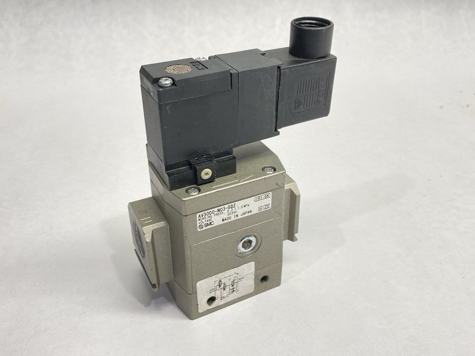 AV3000-N03-5DZ | SMC Soft Start Pneumatic Valve 3/8" NPT - Used - Maverick Industrial Sales