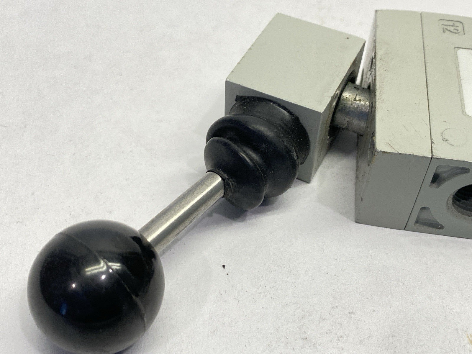 L22LD452O000000 | Numatics Pneumatic 4-Way Hand Lever Valve - For parts or not working - Maverick Industrial Sales