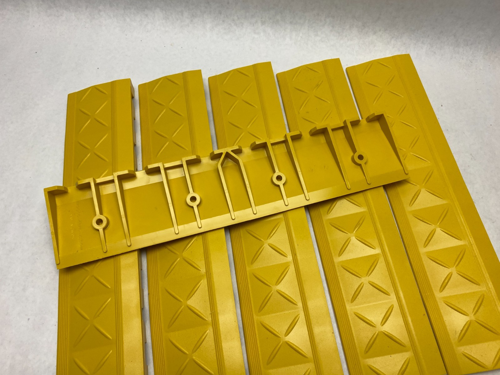 A3-Y | Ergo Advantage Anti-Fatigue Floor Mat, Female Edging 18" L x 4" W LOT OF 6 - New – Open box - Maverick Industrial Sales