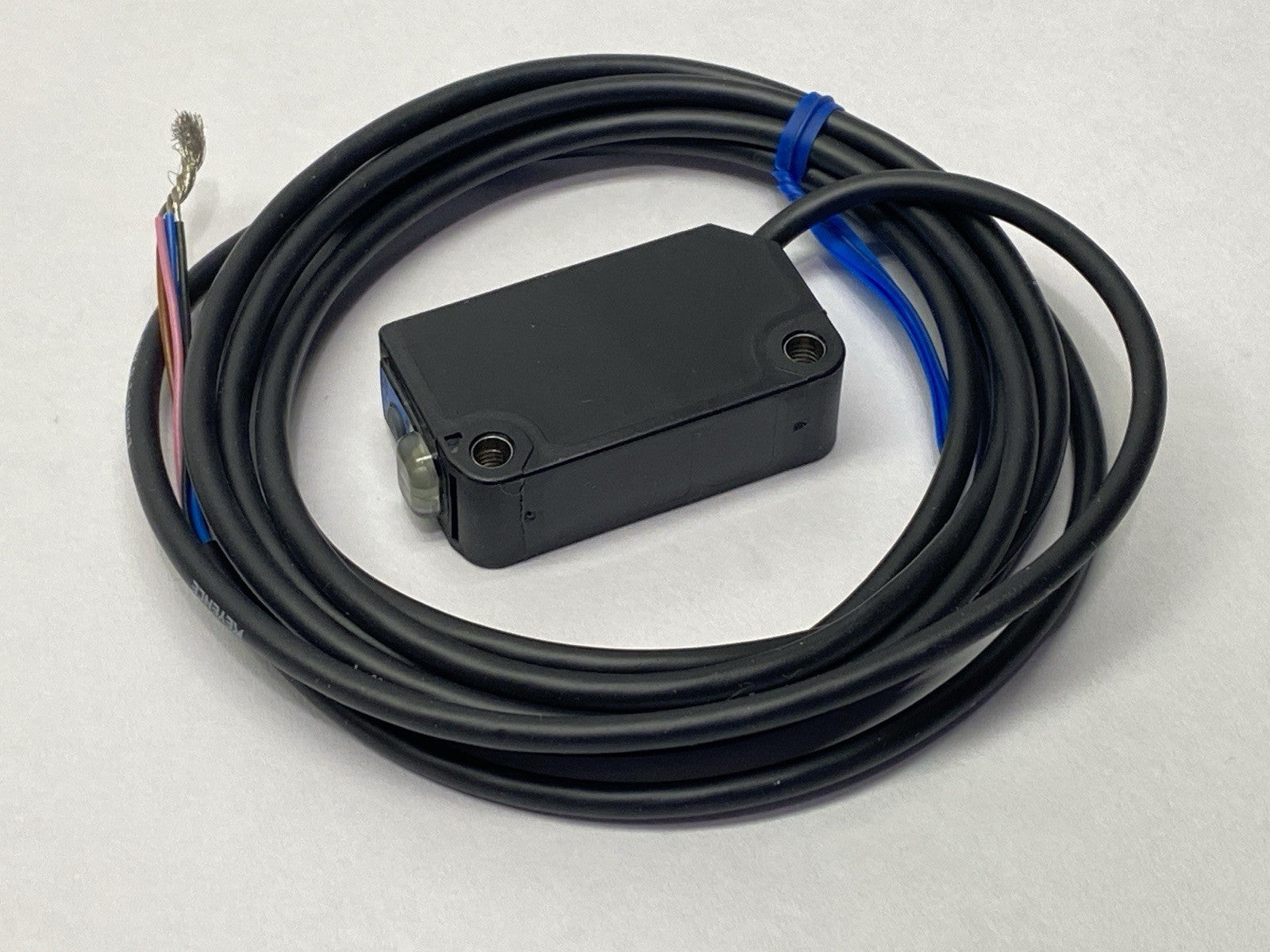 Keyence PZ-V75 Built-In Amplifier Photoelectric Sensor Square Reflective - Maverick Industrial Sales
