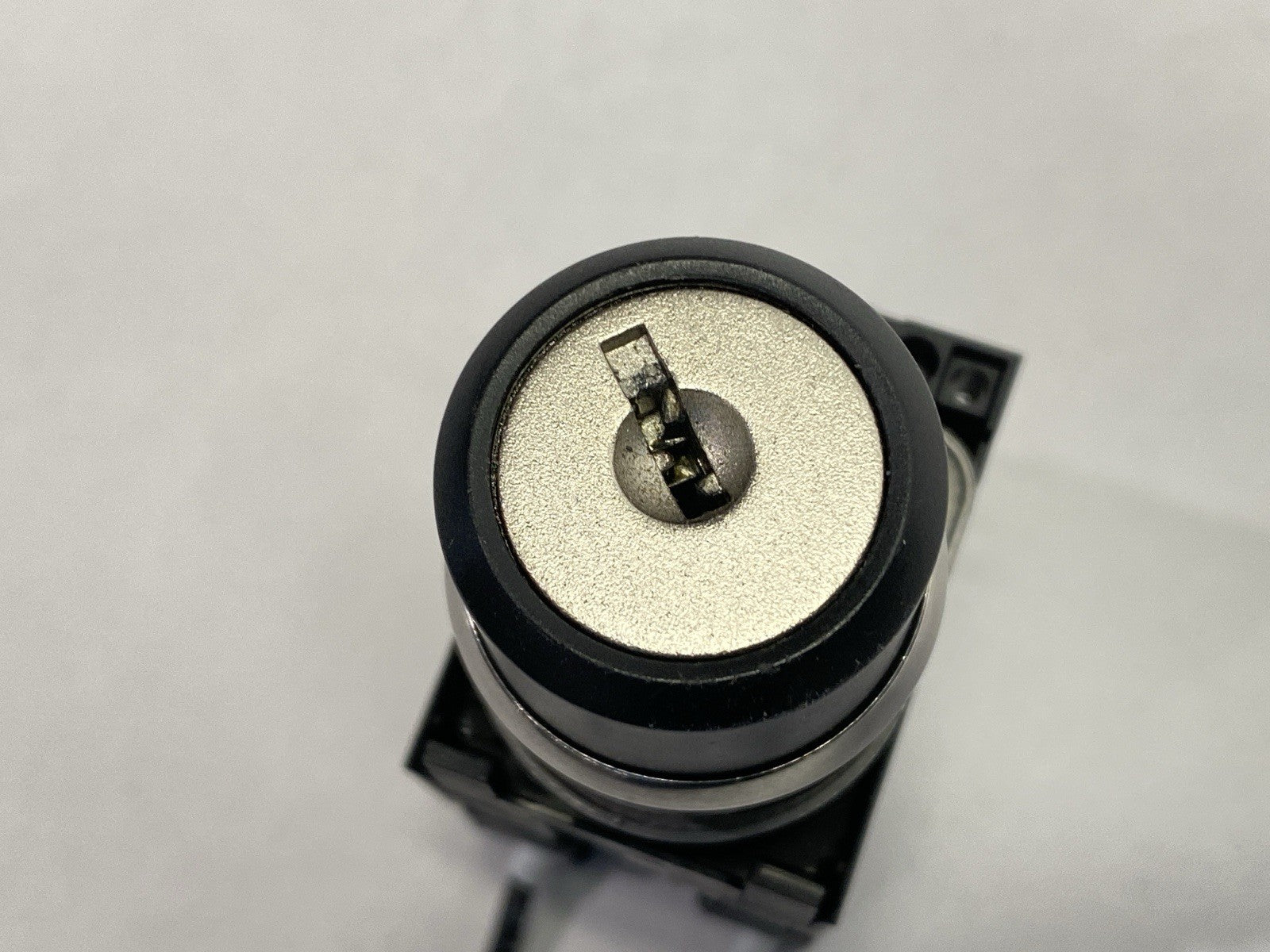 3SU1150-4BF11-1BA0 | Siemens Keylock Switch 2-Position 10A 500V 22.3mm NO KEY - Used - Maverick Industrial Sales