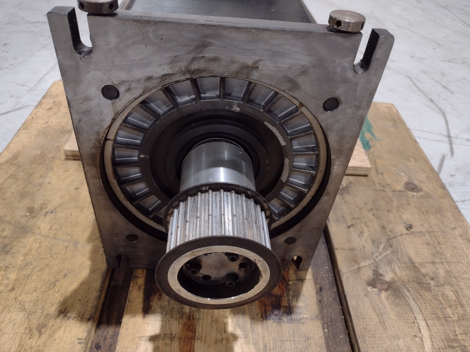 Fanuc A06B-0826-B190#3000 AC Servo Spindle Motor 5.5kW αP12 134-220V / 200-230V - Maverick Industrial Sales